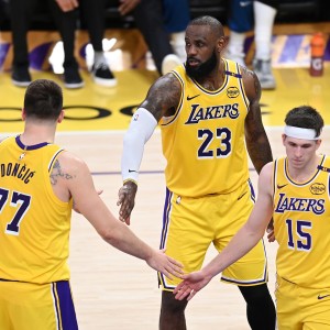 开云官网-数据揭秘湖人三巨头：百回合净胜分仅为+3 防守端反而成意外之喜