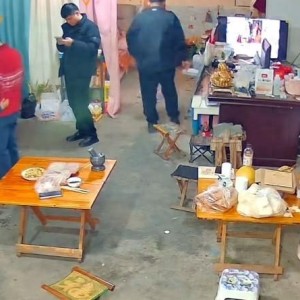 没出正月就理发，舅舅暴怒狠踹6岁外甥，妈妈给舅舅赔罪发红包！